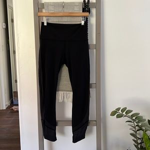 Lululemon 7/8 mesh detail